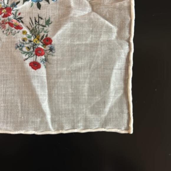 GUCCI Women Floral Scarf Handkerchief Vintage Rolled Hem NWT & Envelope - Picture 9 of 11